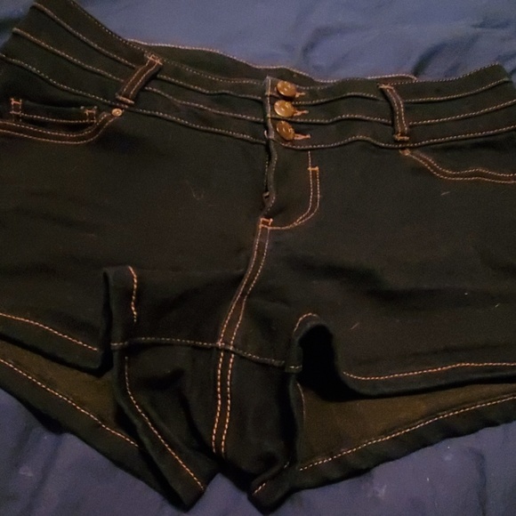 Shorts - Picture 3 of 4